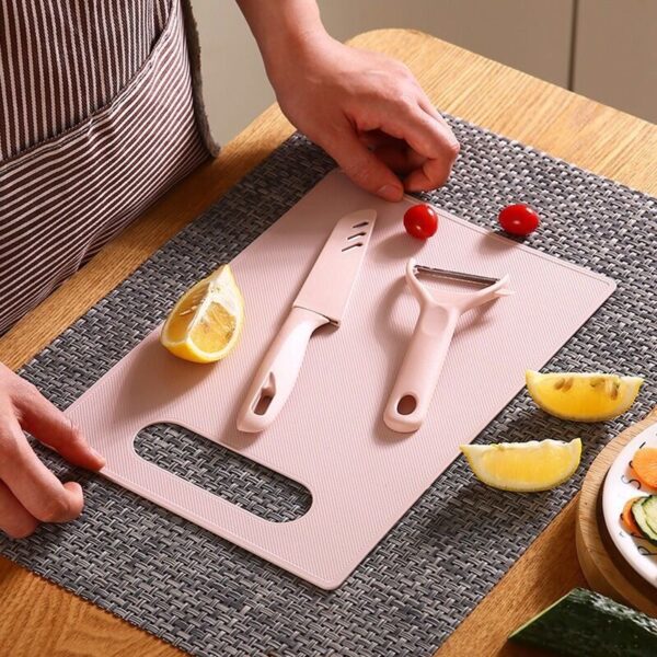 chopping board with knife