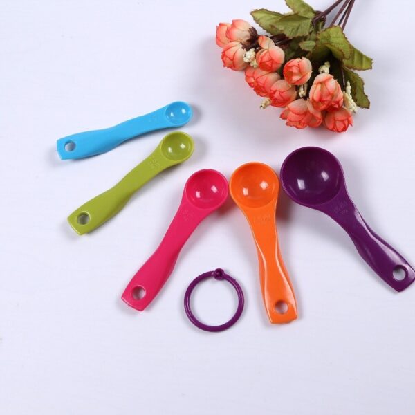 small plastic measuring spoons